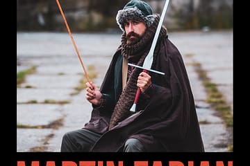 Martin Fabian im Liechtenauer Outfit mit Schwert und Mantel